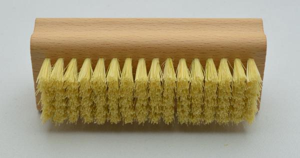 Handwaschbürste und Nagelbürste Buchenholz naturbelassen mit Griffmulden. 6 und 4 Reihen helle harte Naturborsten.